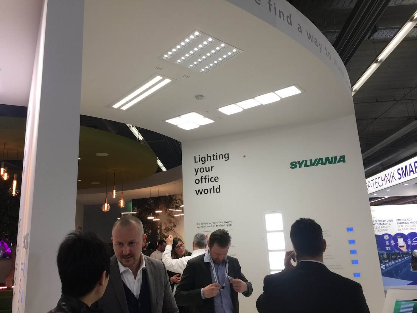 Ejemplo de luminarias de Sylvania para oficina