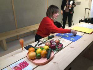 Eva Hernandez creando uno de los patrones de su coleccion