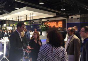 Fernando Mariño explica a la prensa especializada las características de producto Opple en Light&Building 2018