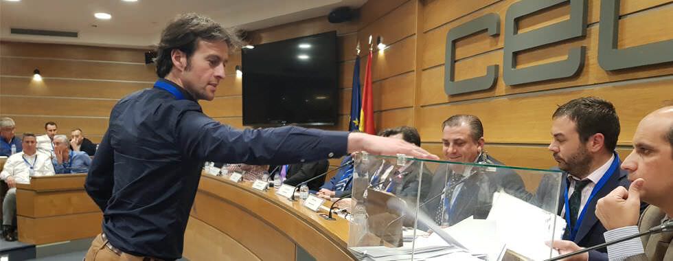 Momento del voto de uno de los delegados en Fenie