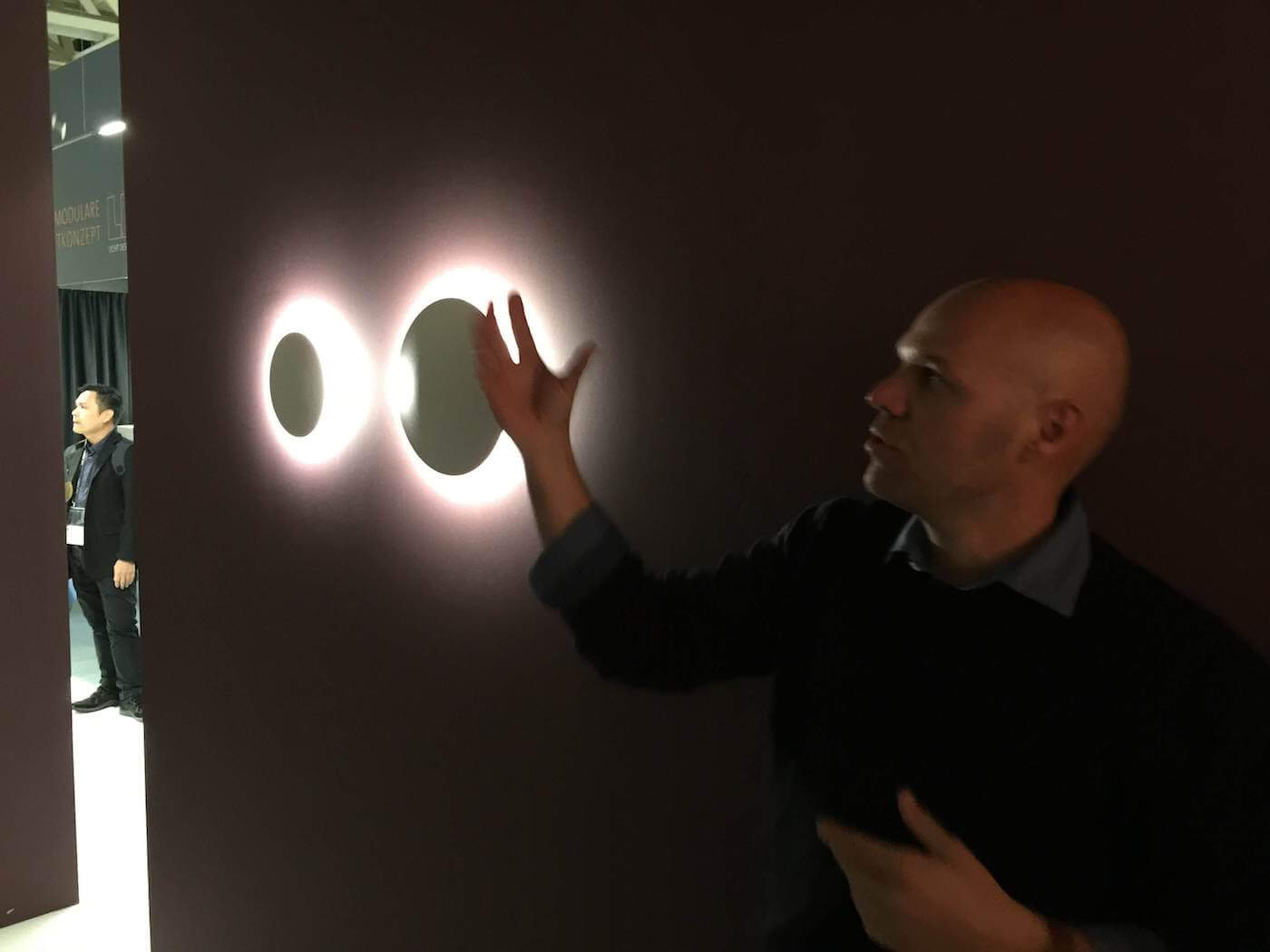 Ricard Vila explica la integracion de la luz en la pared y como se usa para crear espacios unicos