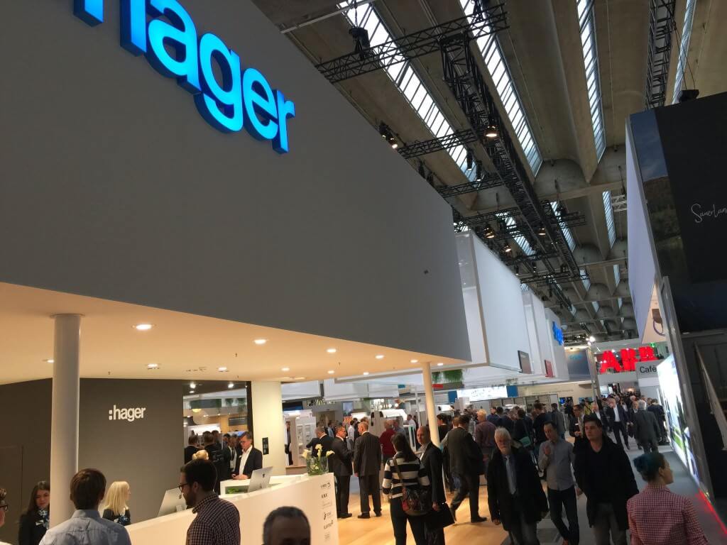 Visitantes de Light&Building 2018 cerca del stand de Hager y ABB