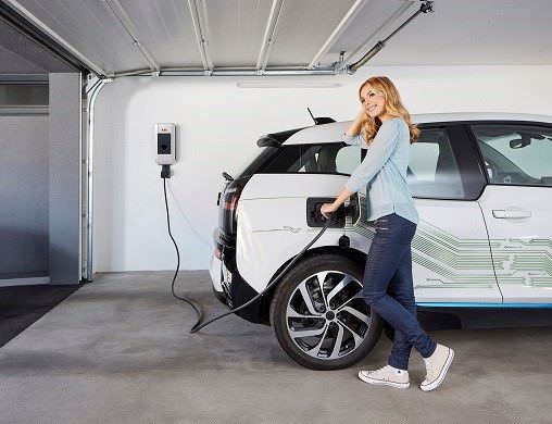 Carga de vehículo eléctrico con el sistema ABB por una mujer