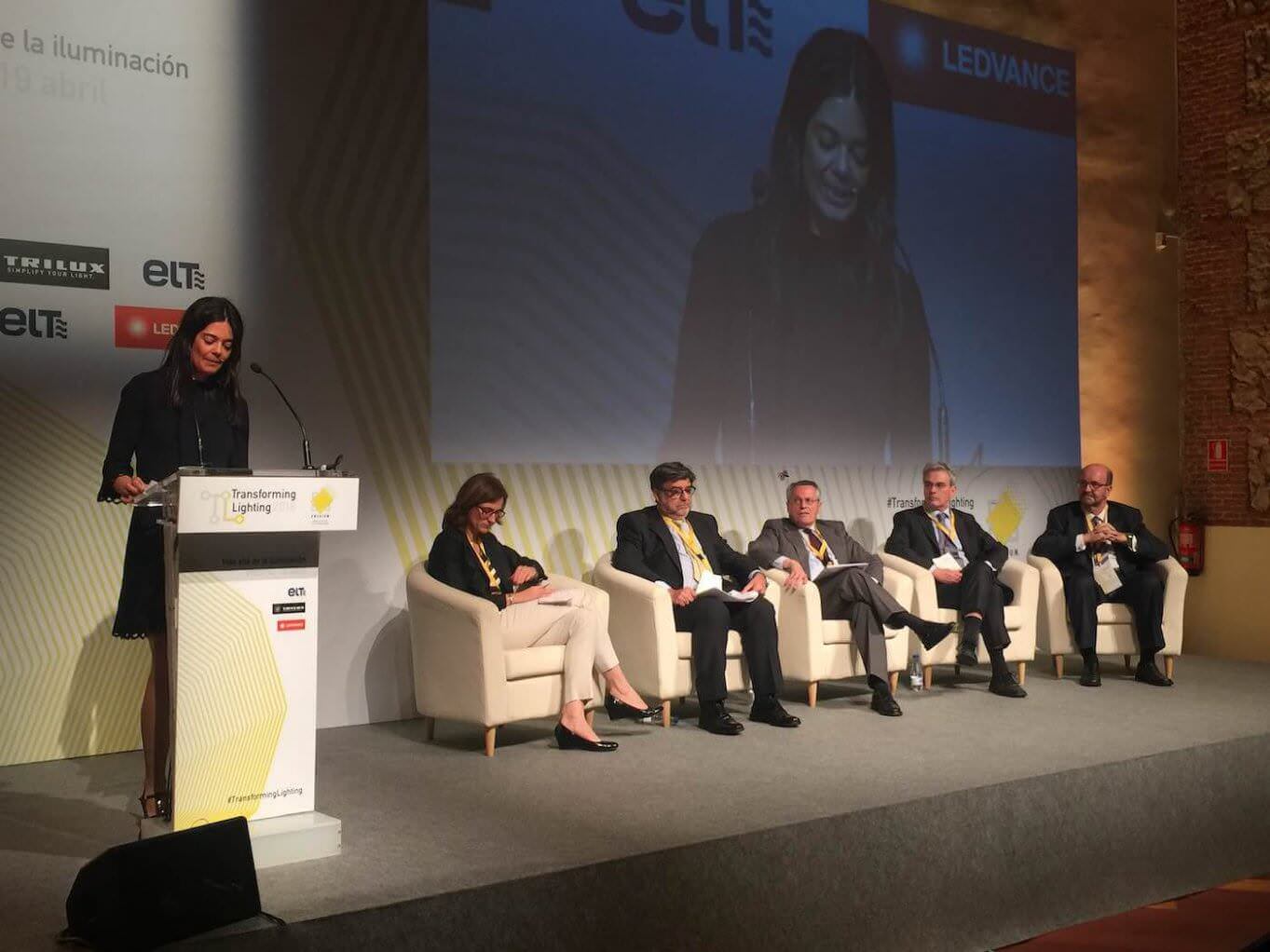 Silvia Leal presenta la mesa de debate sobre economia circular