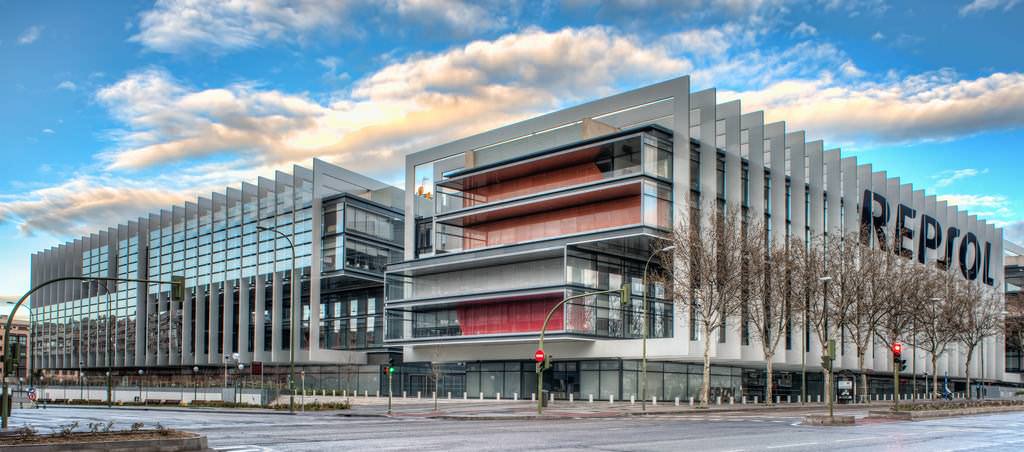 Repsol entra de lleno en el sector eléctrico con una inversión de 2.500 millones de euros