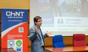 Sebastián Martínez y Héctor Rodriguez Explicando la donacion de Chint a La Universidad de la Laguna