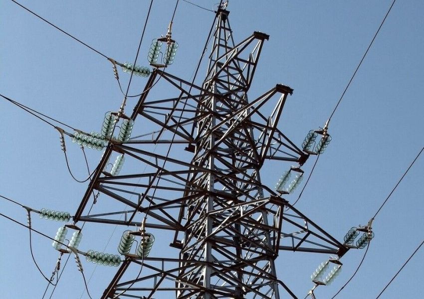 La patronal eléctrica asegura sin argumentarlo que las eléctricas no se benefician de la subida de precios