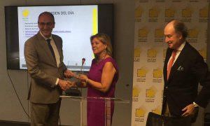 Entrega de Javier García a Pilar Vazquez de la placa de reconocimiento