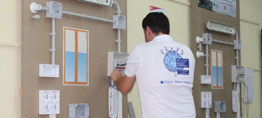 Oficios manuales cualificados, como el de instalador eléctrico, cada vez más demandados