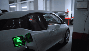 Iberdrola y Endesa aceleran el coche eléctrico ante la irrupción de Repsol en el mercado eléctrico