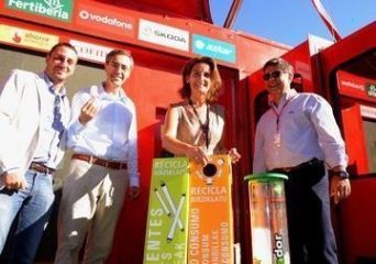 La actual vicepresidenta tercera del Gobierno, Teresa Ribera, reciclando junto a los responsables de Ambilamp en una anterior edición de La Vuelta
