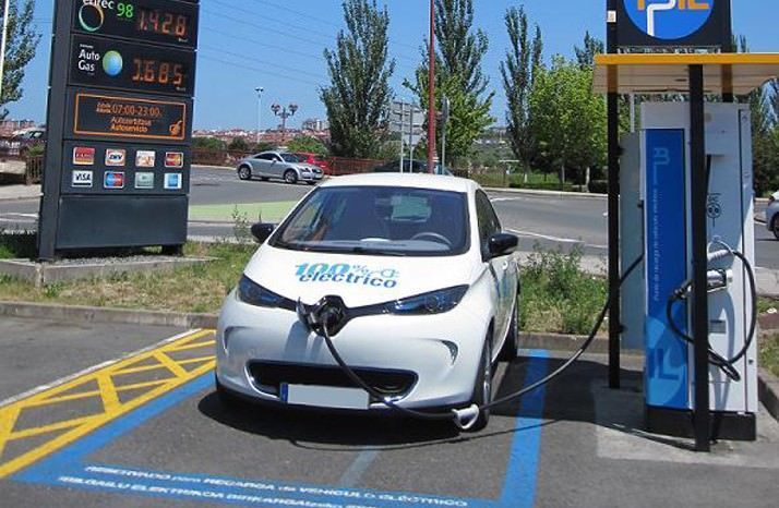 La recarga del vehículo eléctrico se centra en las ciudades y olvida las carreteras