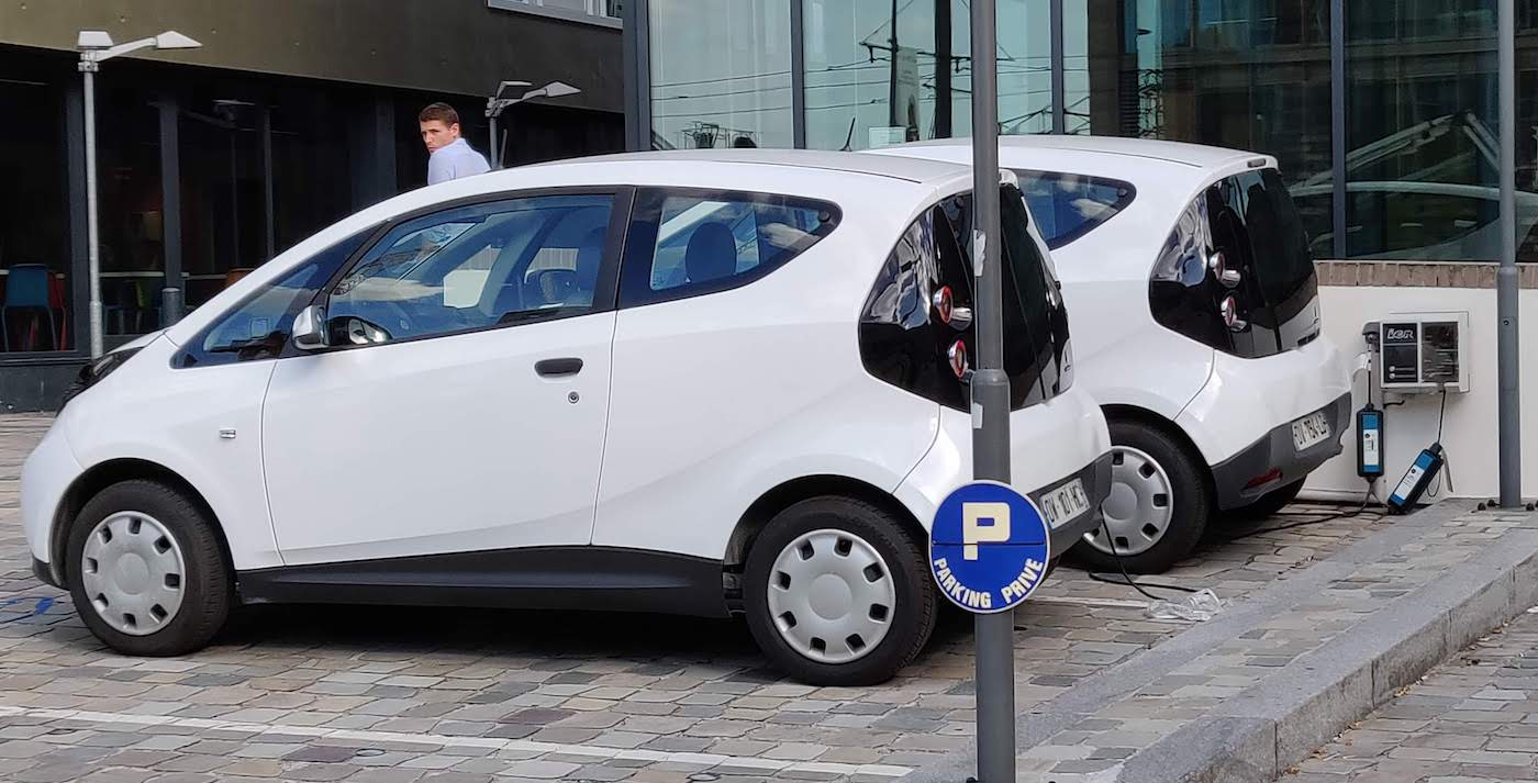 Vehículos Eléctricos recargando en Burdeos