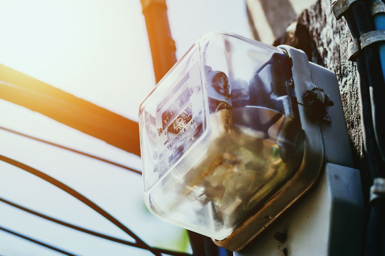 Contador antiguo en casa con Bono Social