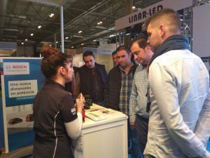 Instaladores consultando las características de las baterías ProCORE18V