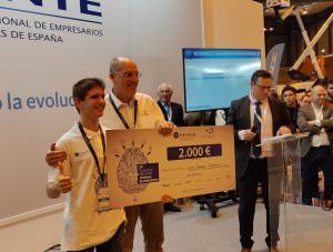 Víctor Terrazas recibe el premio como ganador del Concurso de Jovenes Instaladores Matelec 2018