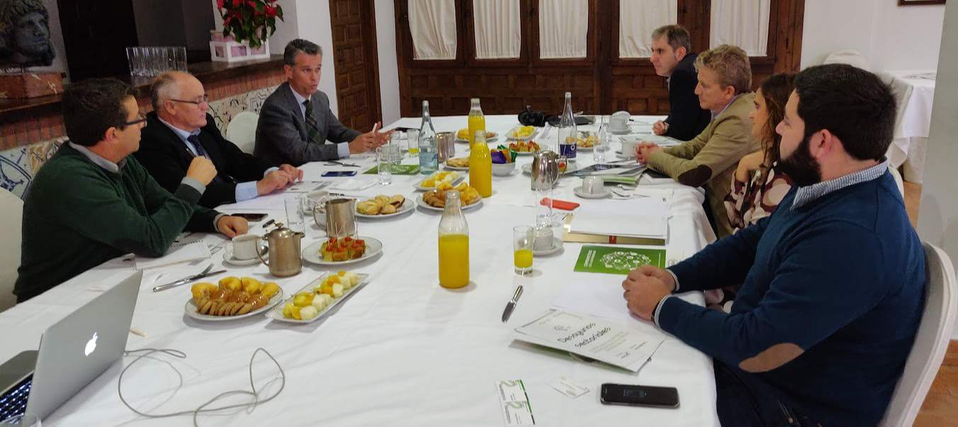 Eduardo de la Torre explica a los asistentes al Desayuno Sectorial Recyclia detalles del reciclado