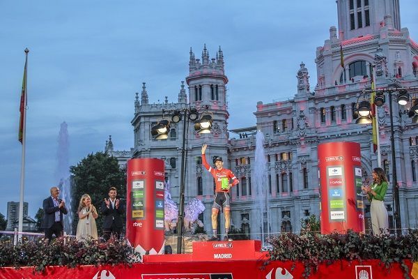 Fin vuelta a España en Madrid. Maillot joven entregado por Feníe Energia