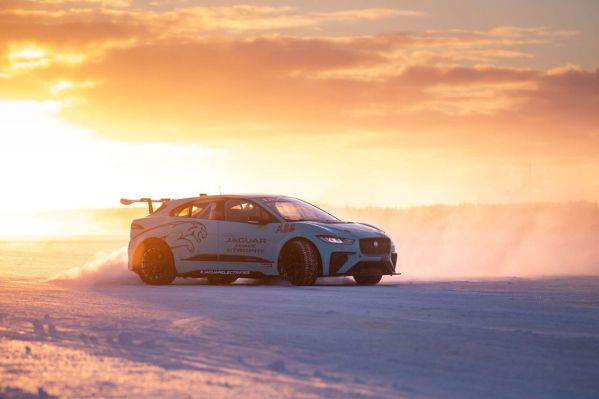 Los cargadores rápidos de ABB demuestran su fiabilidad en el frío del Ártico y en el corazón del desierto