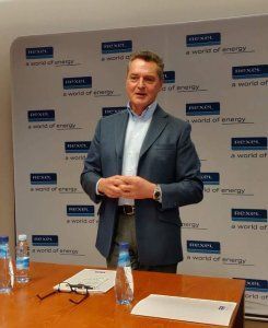 Marc Schoettel presentando la nueva Rexel España