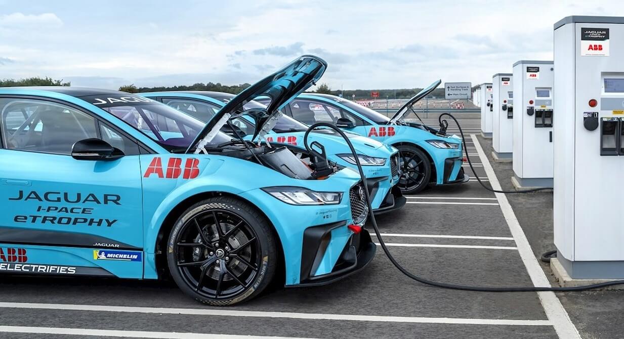 Los cargadores rápidos de ABB demuestran su fiabilidad en el frío del Ártico y en el corazón del desierto