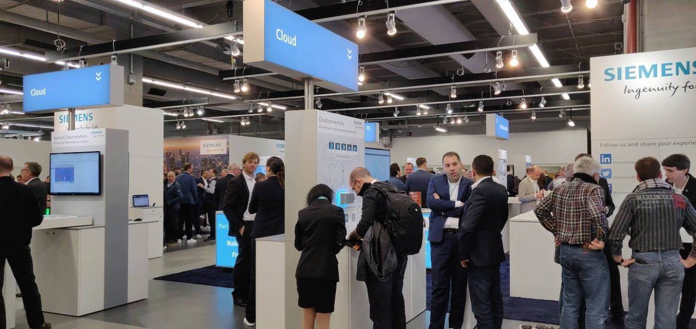 Multitud de asistentes al stand de Siemenes