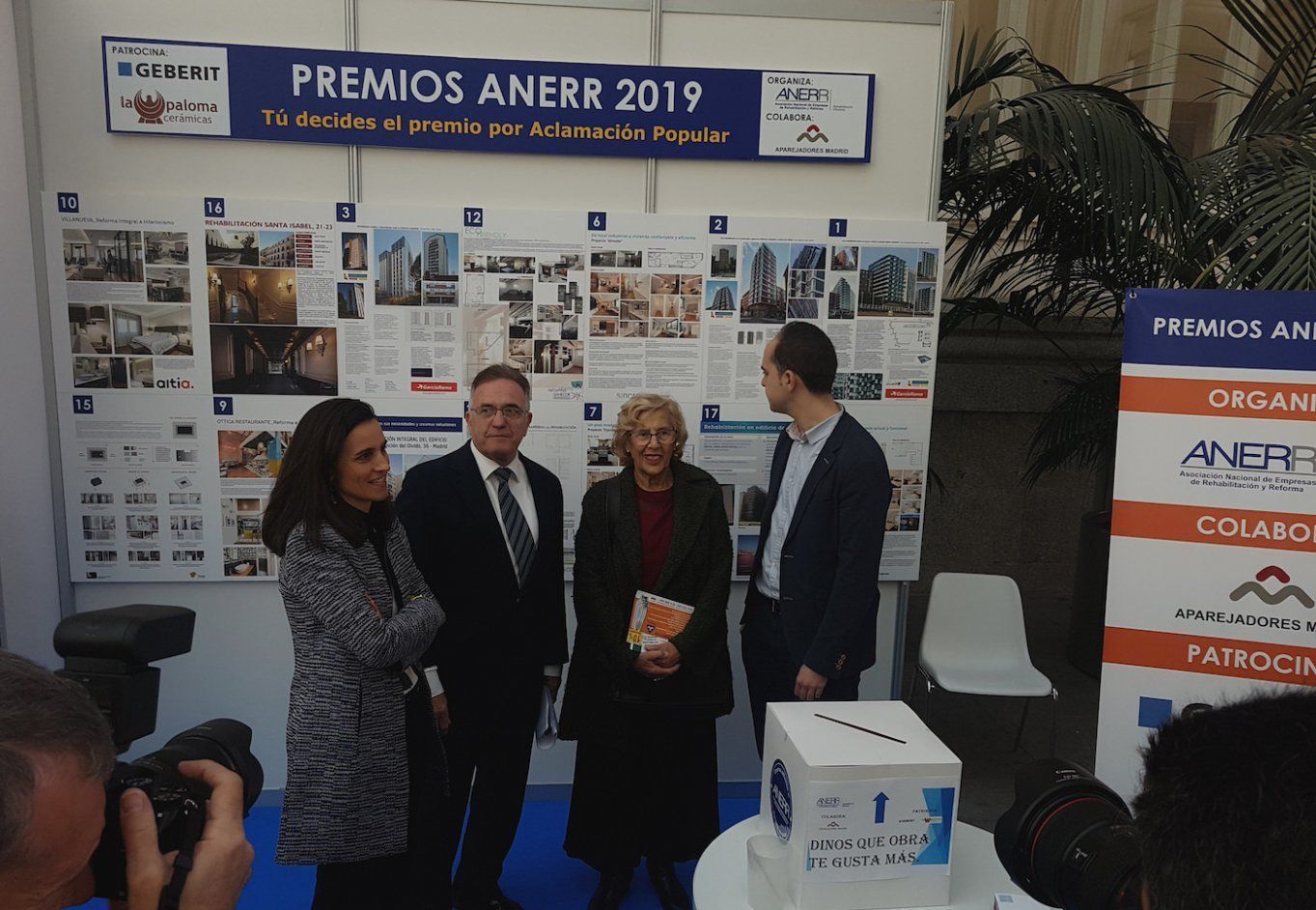 Manuela Carmena y Pedro Parra en la entrega de premios Anerr en Rehabitar Madrid 2019