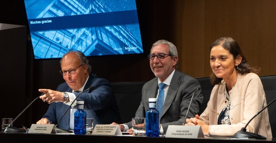 Asamblea General de la Asociación de Fabricantes de Material donde hablan sobre los datos del Mercado de Material eléctrico
