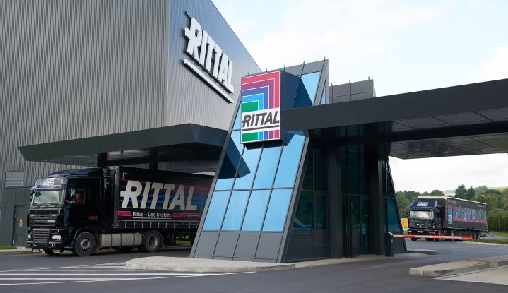 Camión de Rittal dejando la fábrica de Haiger (Alemania)