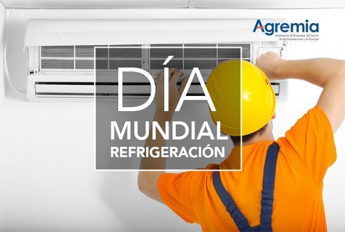 Instalador mientras instala un aire acondicionado el día mundial de la refrigeración