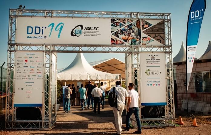 Instaladores valencianos entrando en la jornada del Día del Instalador de Aselec 2019