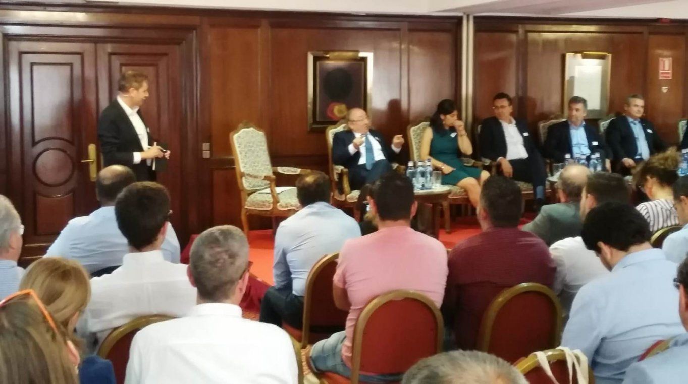 Detalle de la mesa moderada por Luis García, de Instaladores 2.0, durante la tercera edición del Grudilec Impulsa