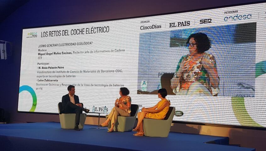 Diversos ponentes durante una de las mesas de debate de la jornada sobre los Retos del Coche Eléctrico