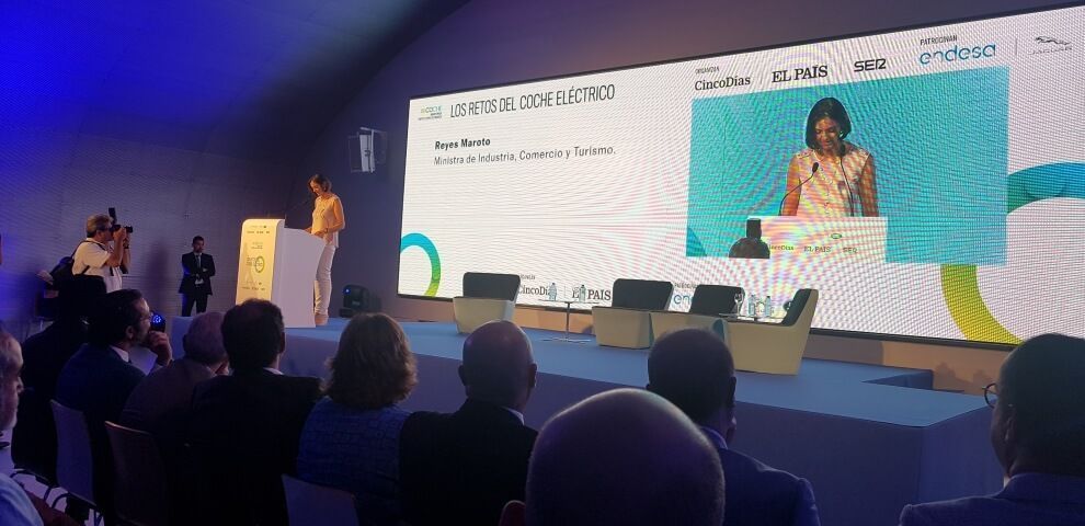 Momento de la intervención de la Ministra de Industria, Reyes Maroto, en el evento sobre el vehículo eléctrico
