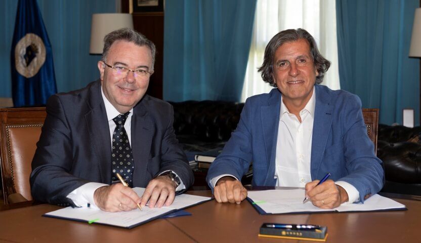 Pascual Dedios-Pleite, director de la Factoría Digital de Siemens España y presidente de Siemens Industry Software, y por Guillermo Cisneros Pérez, rector de la Universidad Politécnica de Madrid durante la firma del acuerdo entre ambas organizaciones