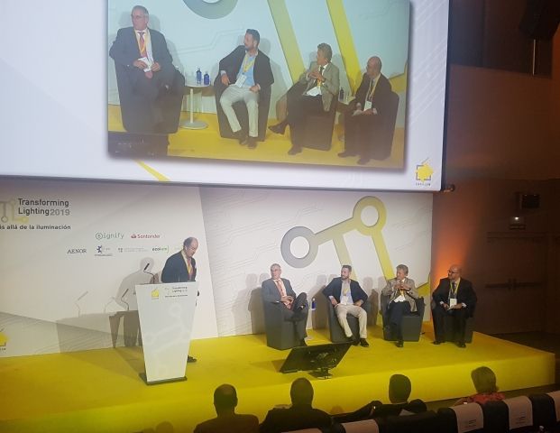 Alfredo Berges presenta la mesa de debate sobre reciclaje en Transforming Lighting 2019