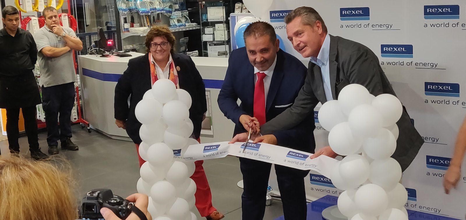 Marc Schoettel y Carlos García durante el corte de cinta del punto de Rexel en Coruña