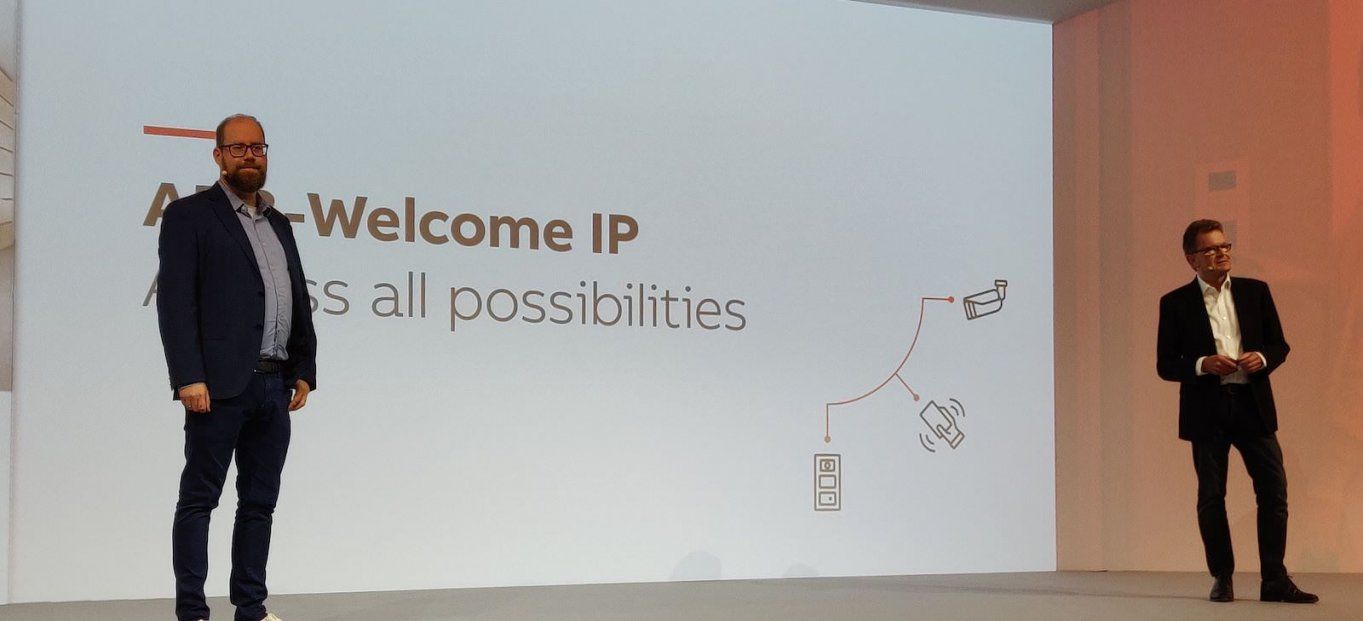 Alexander Grams y Adalbert Neumann durante la exposición de IFA 2019 ABB