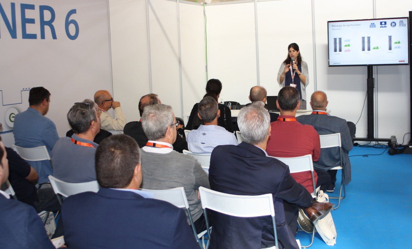 Un momento de la presentación de Gewiss sobre el vehículo eléctrico abarrotada de instaladores