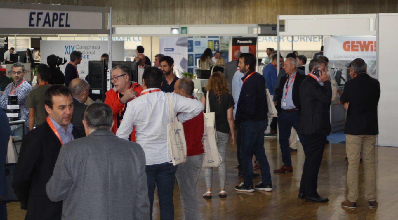 Visitantes de los Stands de la exposición del congreso Fenie 2019