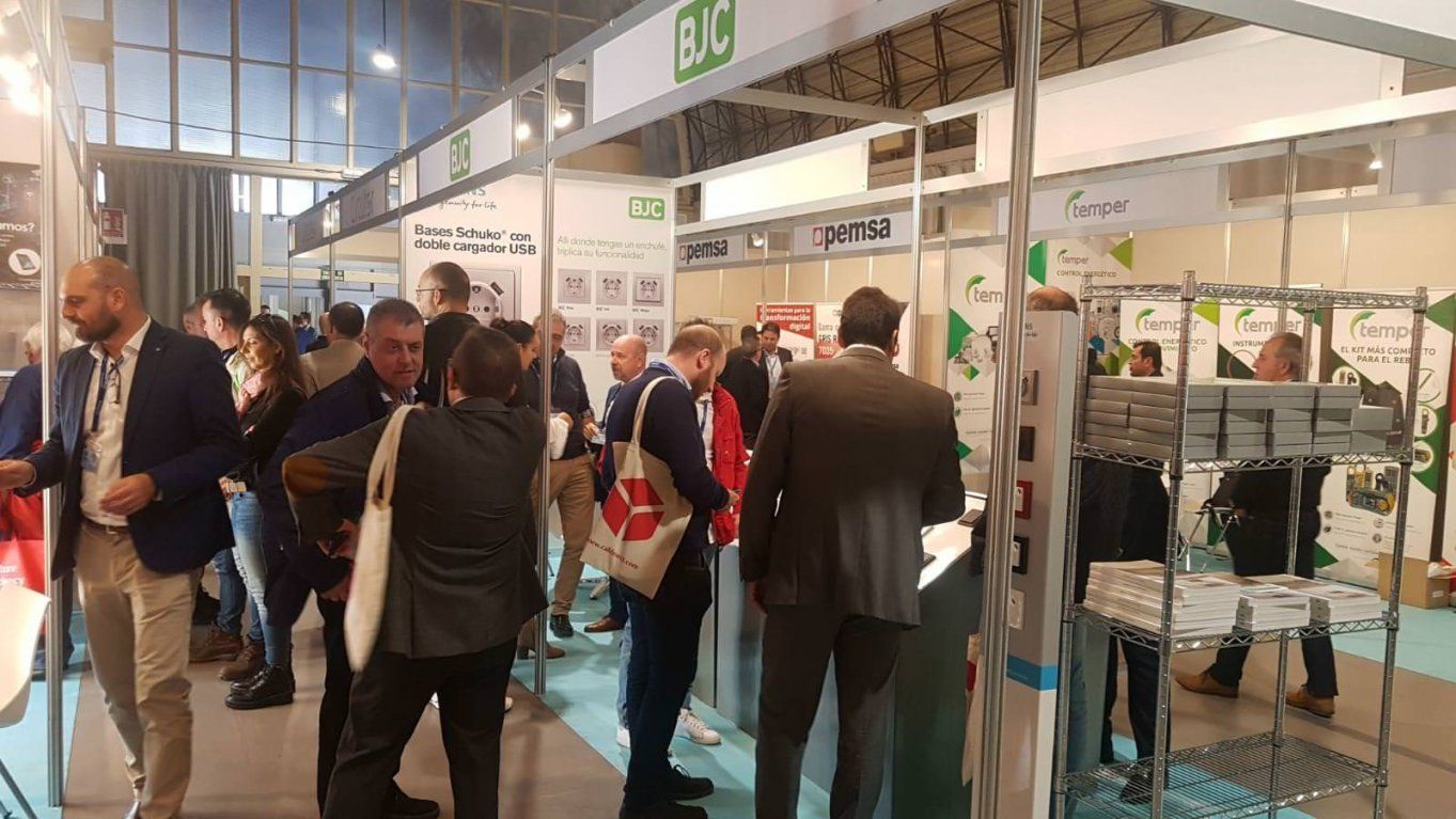 Asistentes al encuentro Fegime Meeting Point 2019 visitando stands