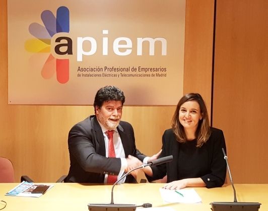 Ángel Bonet, presidente de Apiem, firma un acuerdo con Viva Energía