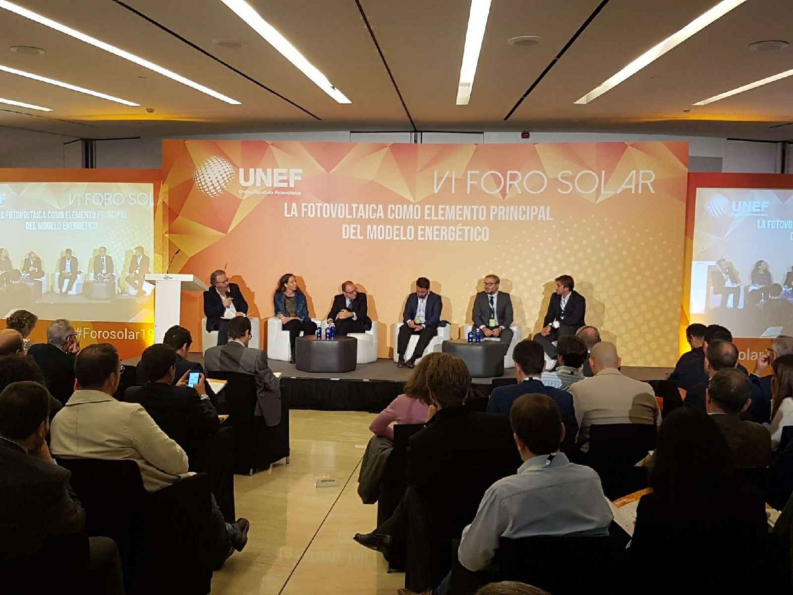 Mesa de debate sobre la importancia de la fotovoltaica en el model energético