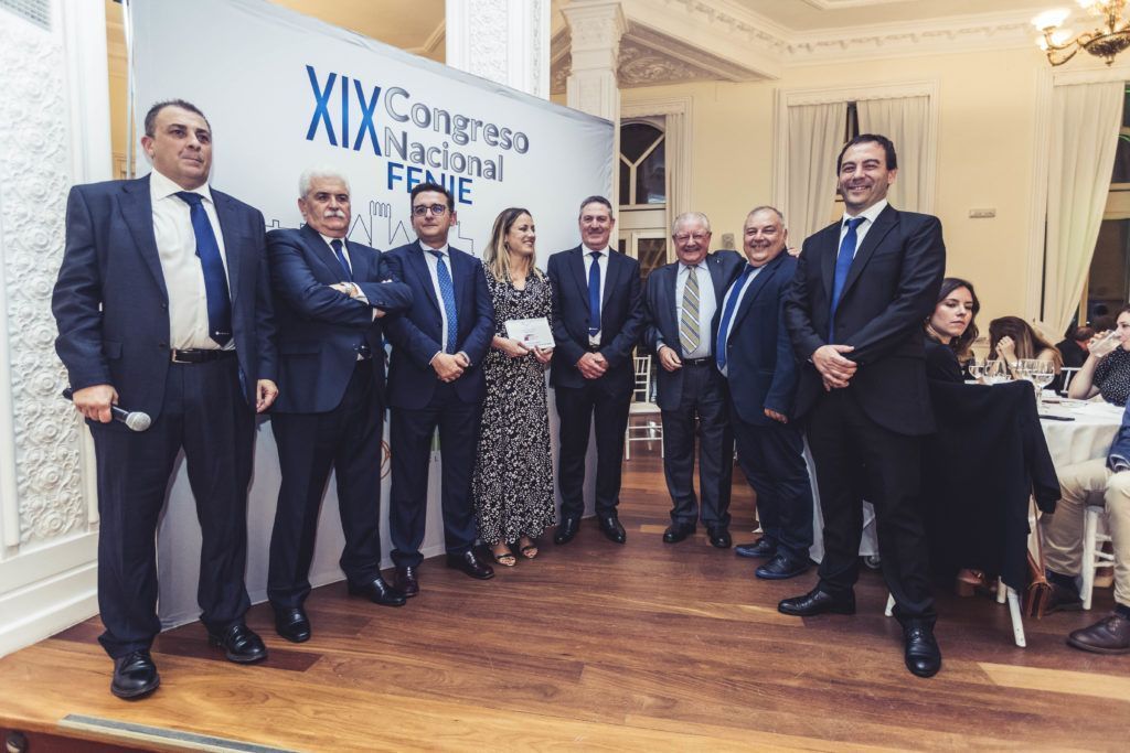 Un momento en el que el Comité Ejecutivo de Fenie premia a los stands del XIX Congreso durante la Cena de Gala