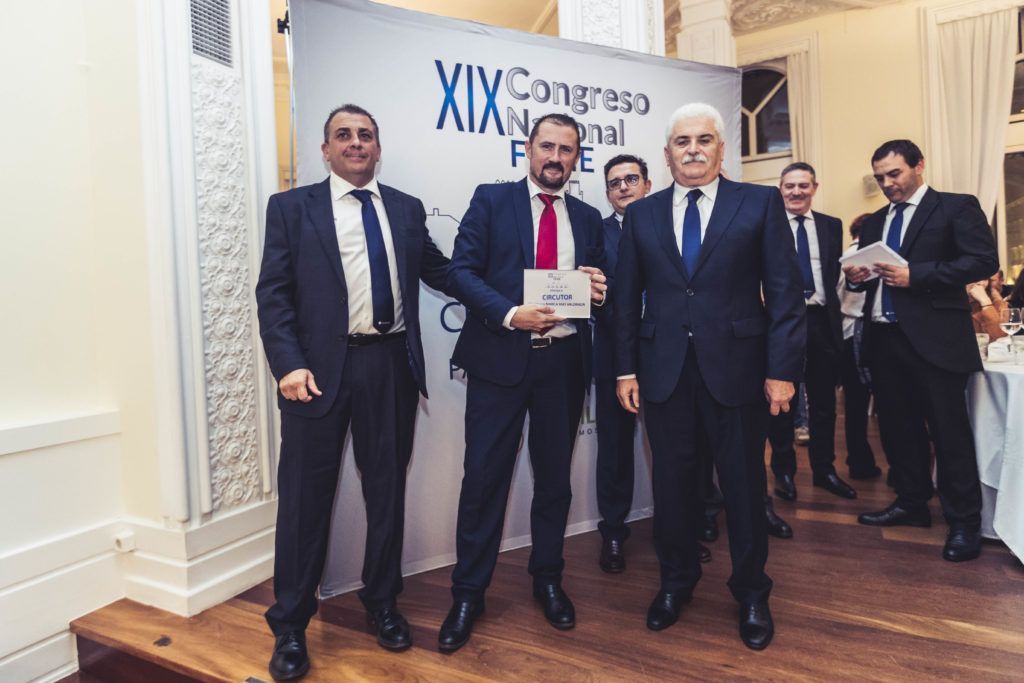 Jaume Fornés y Enrique del Valle, de Fenie, entregan el premio a la marca más valorada recayendo en Circutor, recogido por José Manuel Tirado