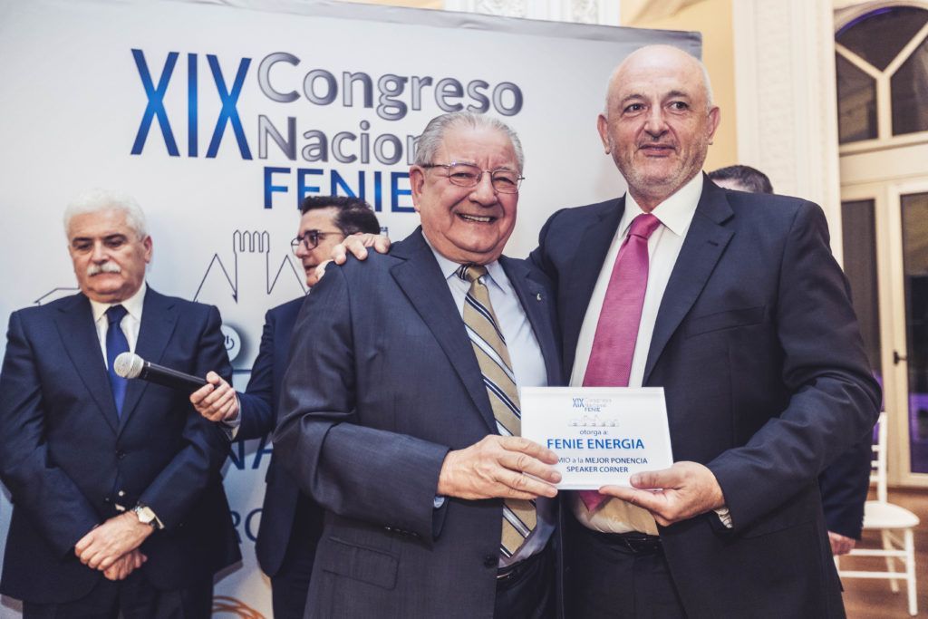 Manuel Cosano entrega a Carlos Moyá, presidente de Feníe Energía, el premio al patrocinador más valorado en los speaker corners