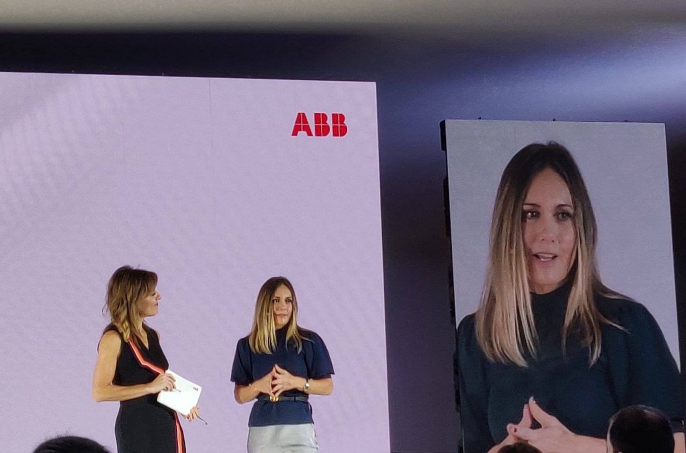 Idoia Matas, Marketing Communications Manager ABB Electrification Spain, junto con la presentadora del ABB Experience 5, Ángeles Blanco