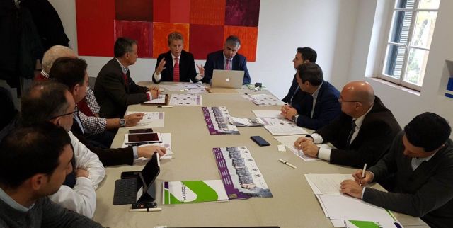 Gonzalo Torralbo responde a algunas de las cuestiones formuladas por los asistentes sobre el reciclaje de luminarias