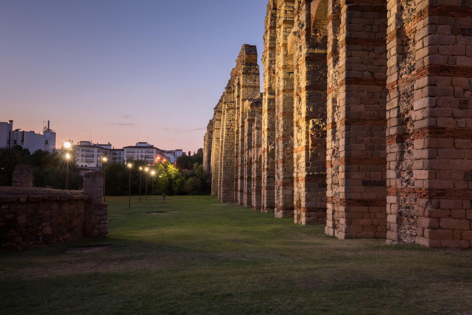 El acueducto de Melos con iluminación suave al finalizar el día en Mérida