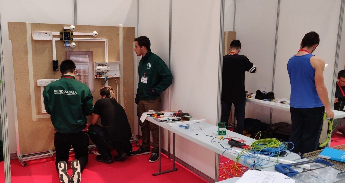 Participantes de la fase alavesa del Concurso de Jóvenes Instaladores durante Connect 2019